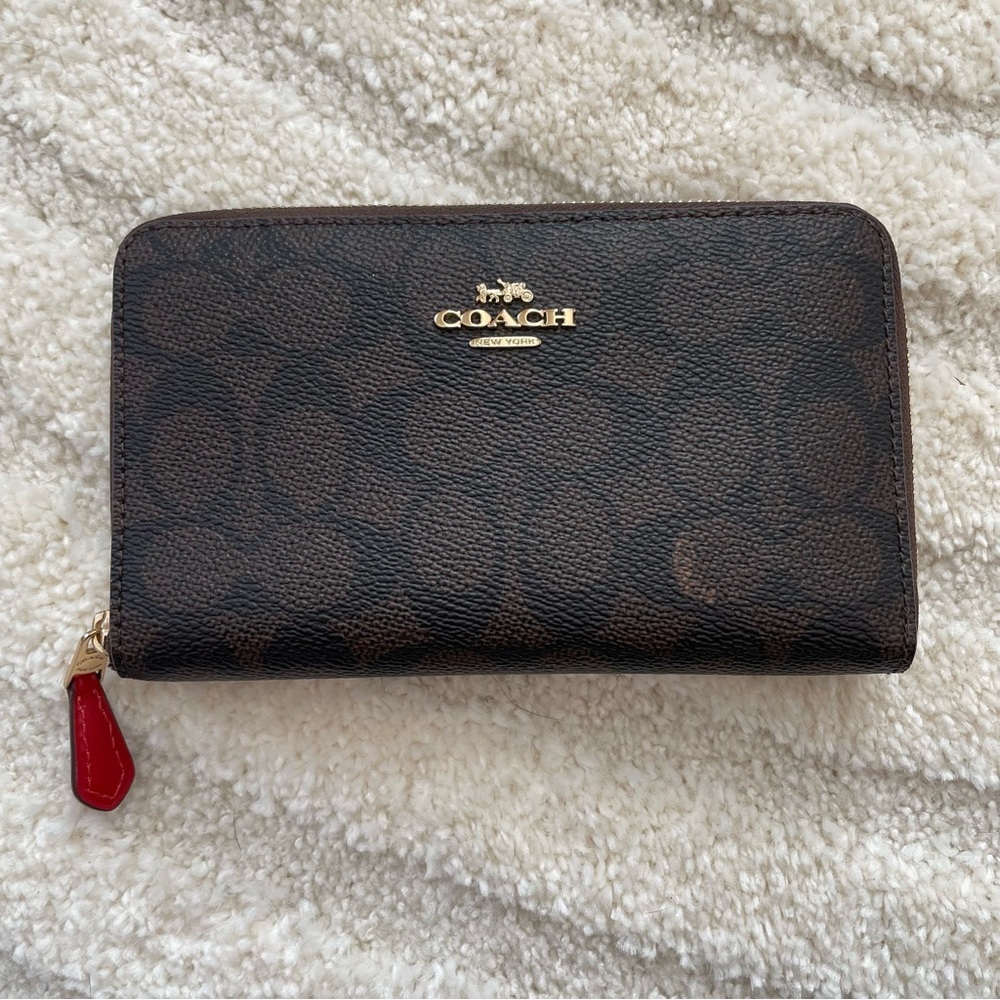 Coach Medium Zip Wallet (brand new condition)